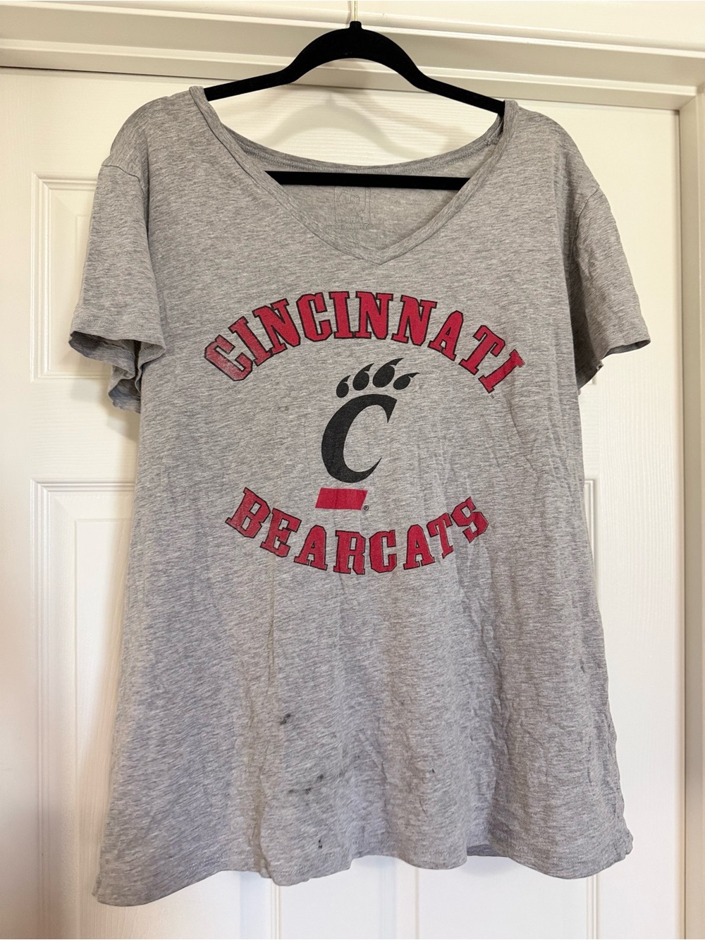 Cincinnati Bearcats V-Neck Graphic Tee XL Gray NCAA College Shirt